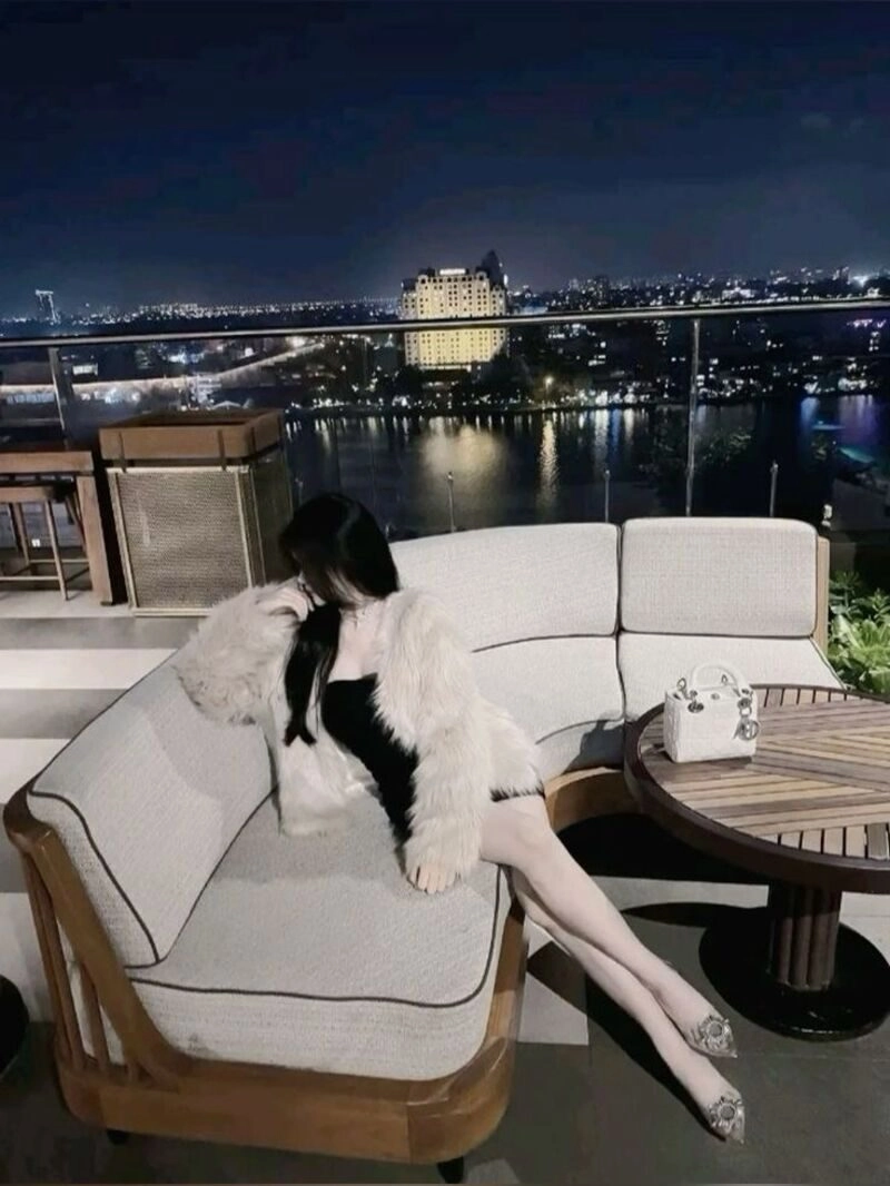 ảnh cô gái trên sofa