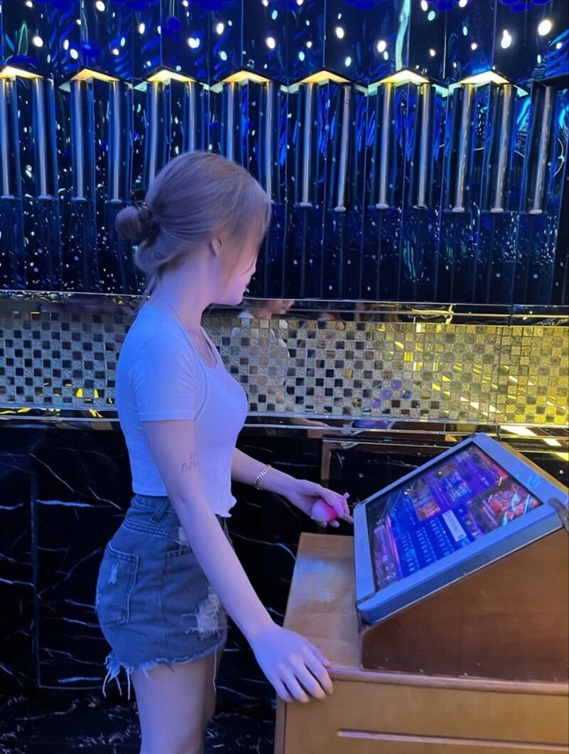 ảnh gái làm karaoke