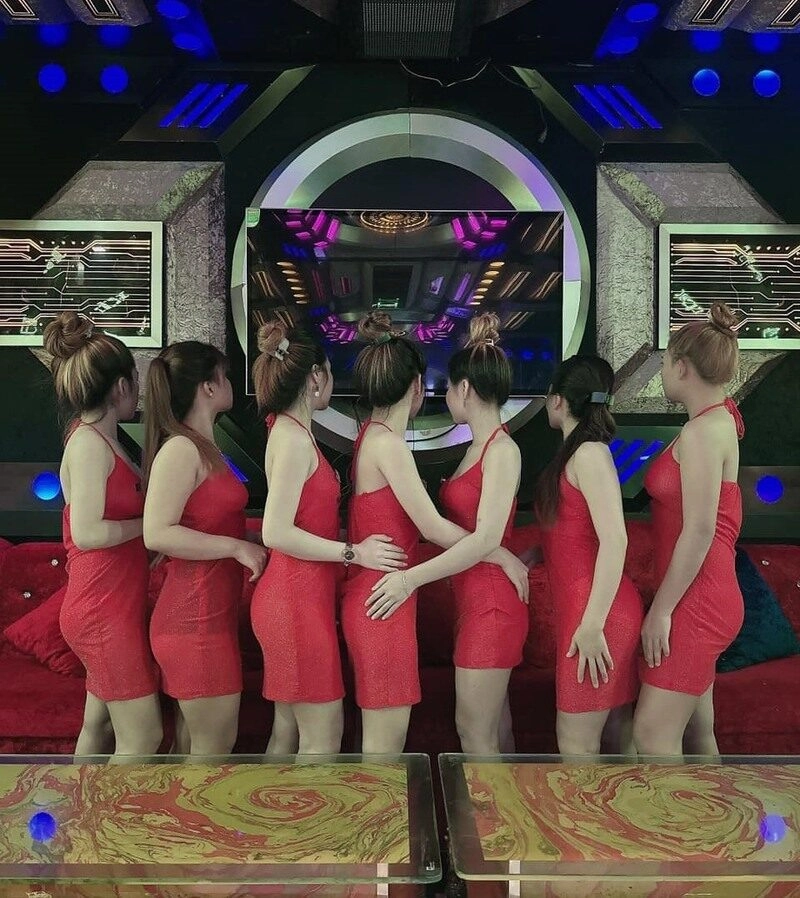 Lưu ngay 69+ ảnh gái karaoke, những khoảnh khắc vui nhộn