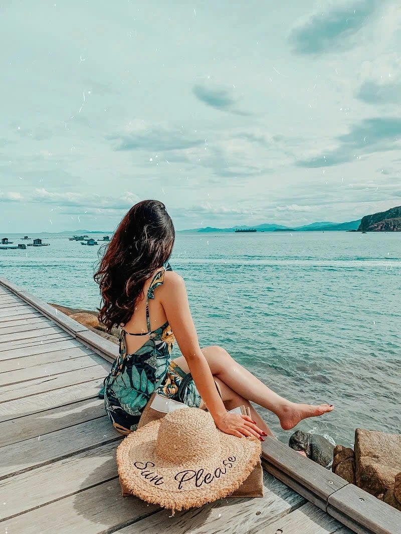 Hình ảnh nữ tạo dáng quay lưng vắt chéo chân