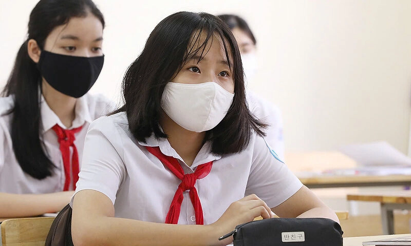 Hình ảnh nữ học sinh lớp 6 học tập