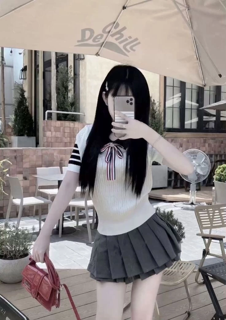 ảnh gái xinh che mặt bằng điện thoại
