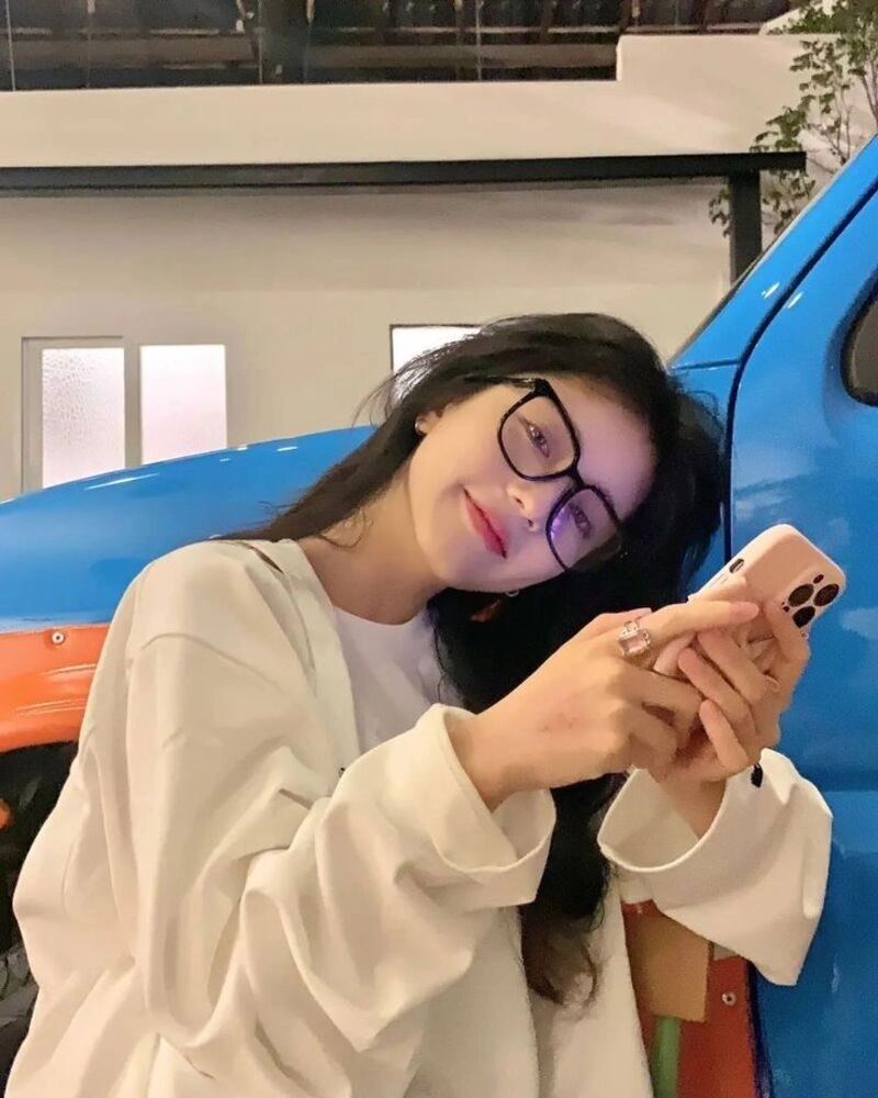 ảnh gái xinh đeo kính