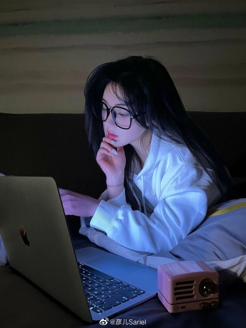 ảnh gái xinh đeo kính