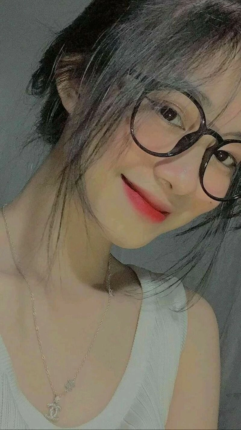 ảnh gái xinh đeo kính 2k7