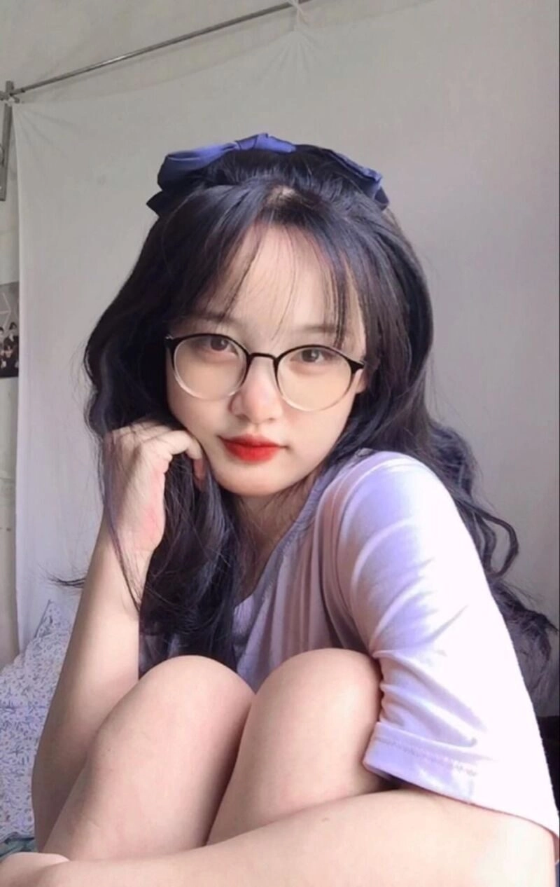 ảnh gái xinh đeo kính 2k7