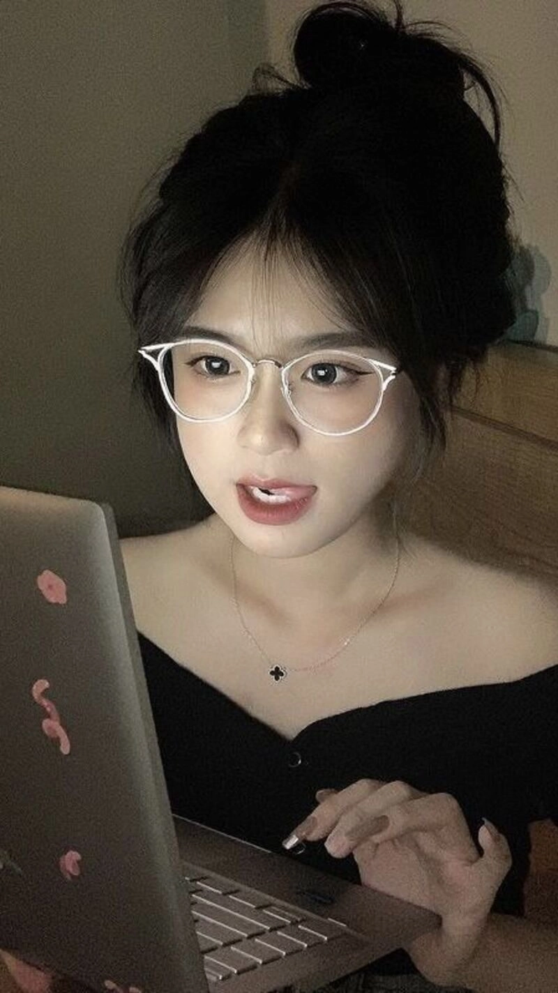 ảnh gái xinh đeo kính tròn