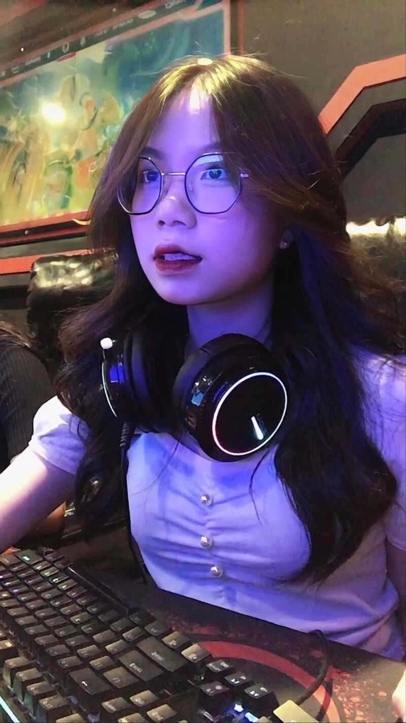 ảnh gái xinh đeo kính tròn