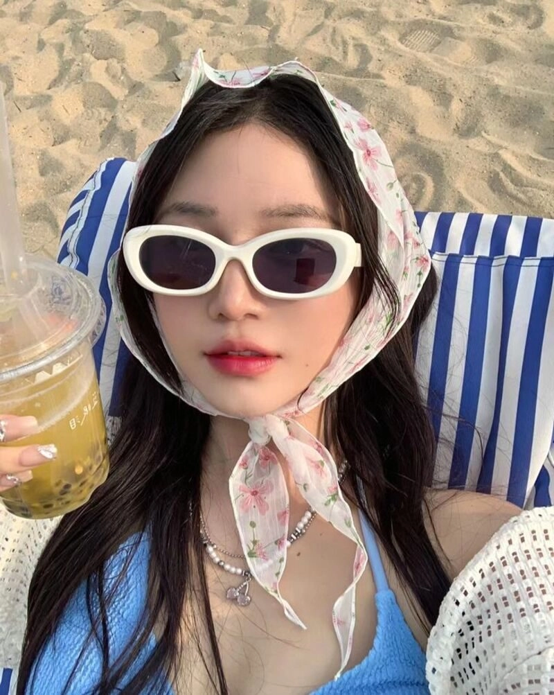 ảnh gái xinh đeo kính đen