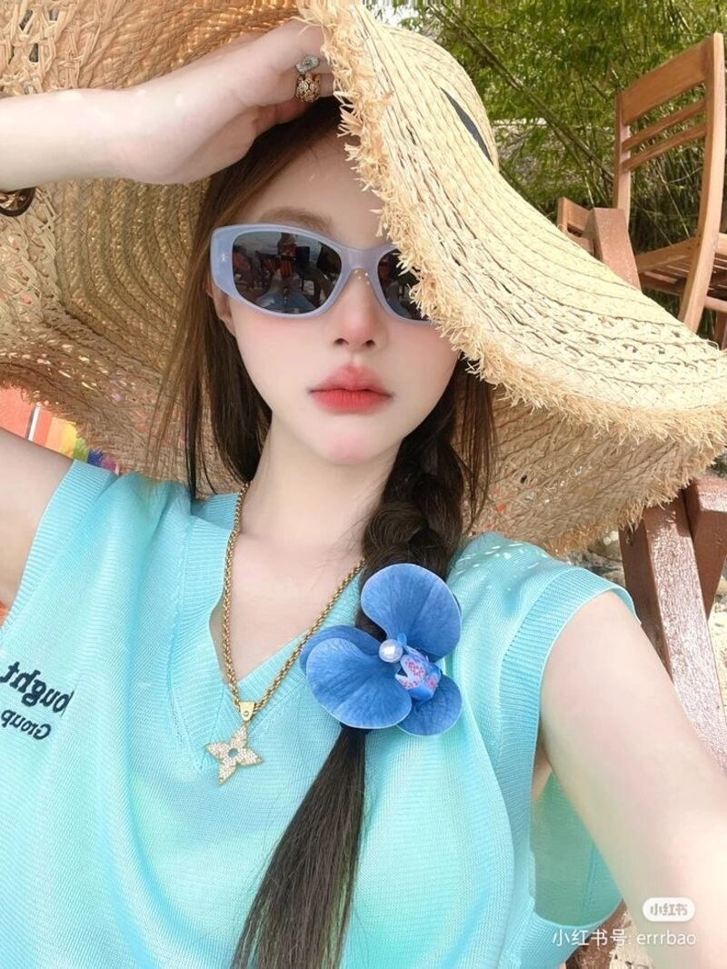 ảnh gái xinh đeo kính đen