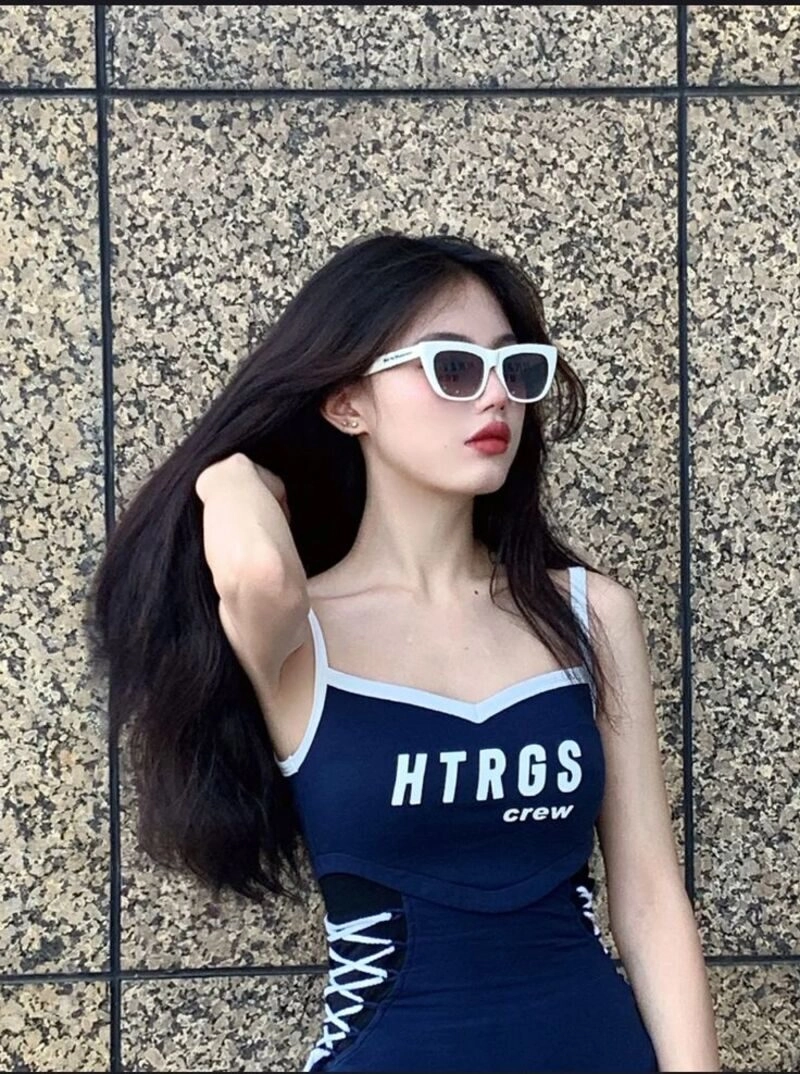 ảnh gái xinh đeo kính mặc bikini