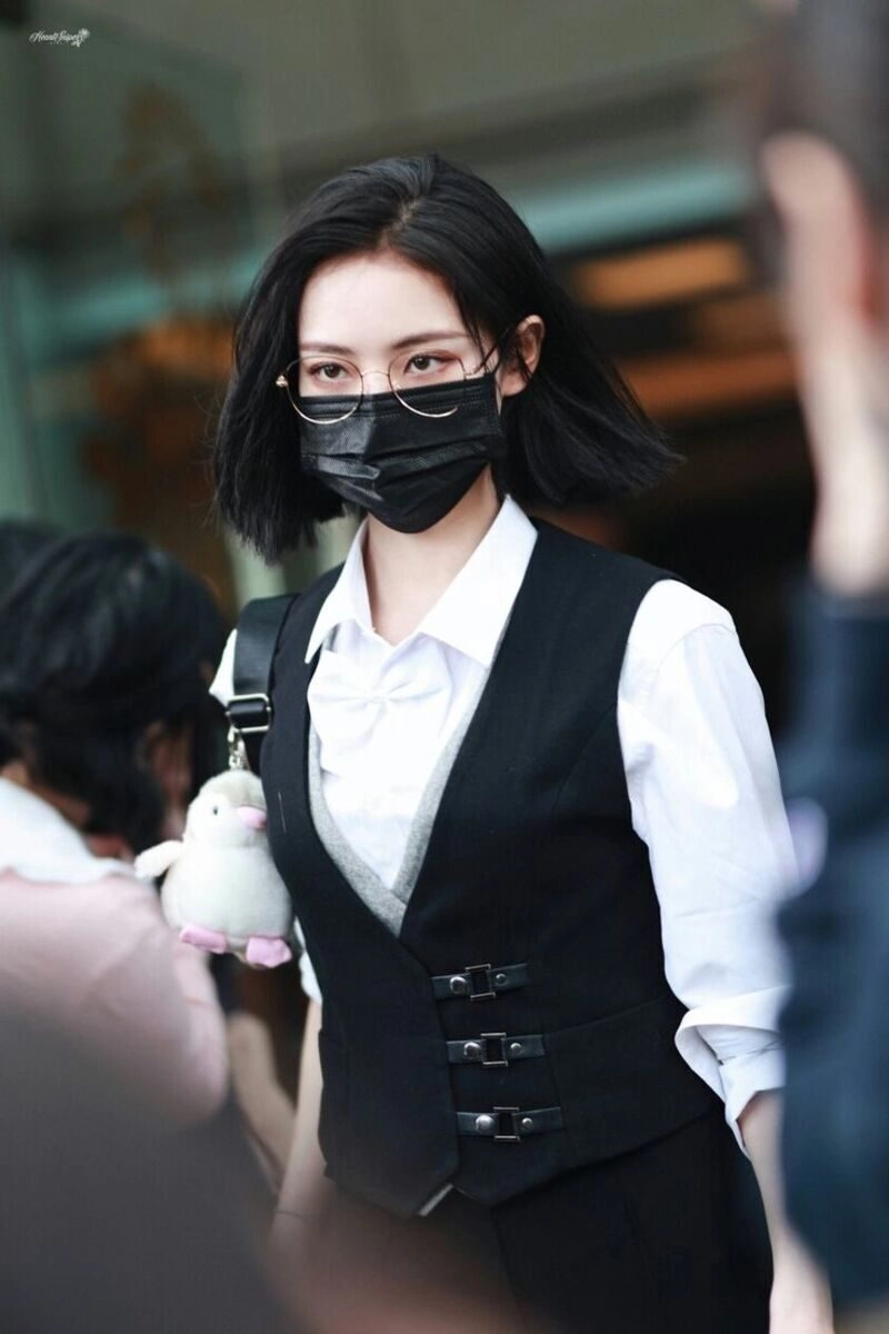 Ảnh gái xinh đeo kính đeo khẩu trang