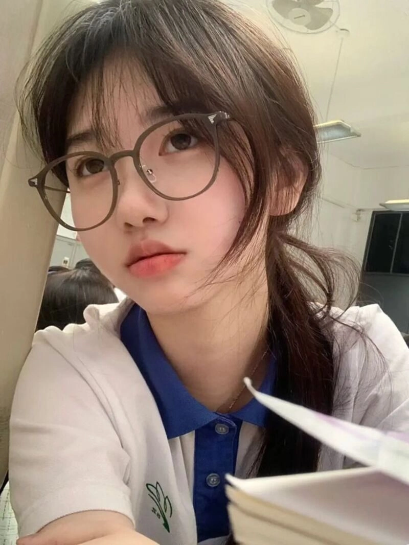 Ảnh học sinh đi học đeo kính