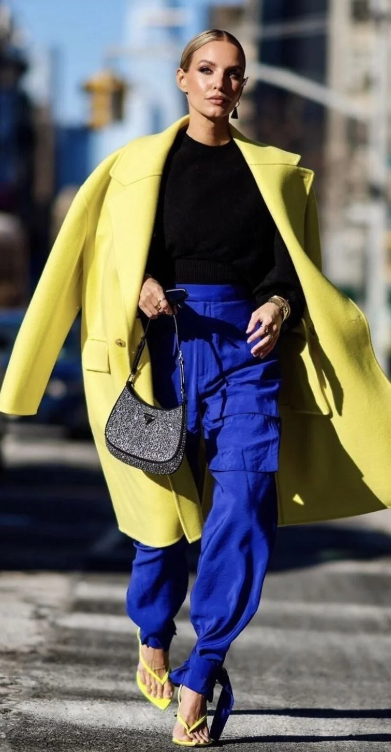 Blazer vàng phối quần xanh navy style đường phố