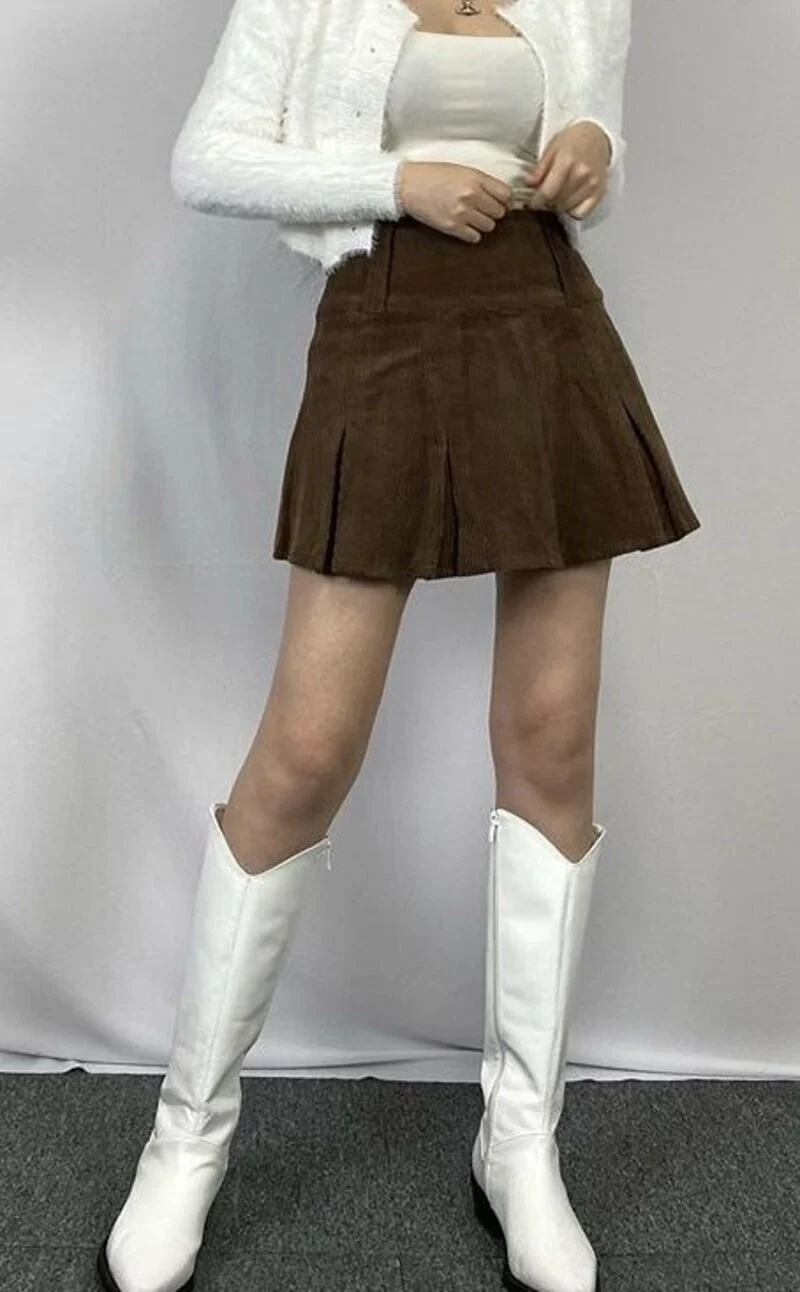 Diện set đồ cá tính chân váy nâu ngắn và boots cao cổ