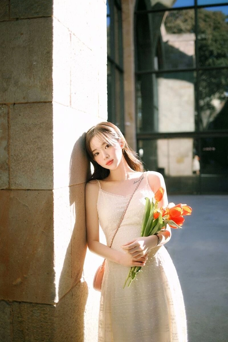 Gái xinh váy trắng ôm hoa