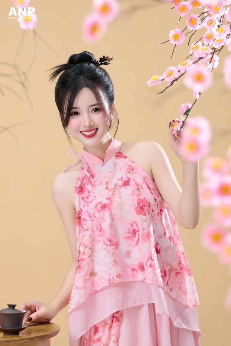 hình ảnh cô gái mặc áo dài đỏ