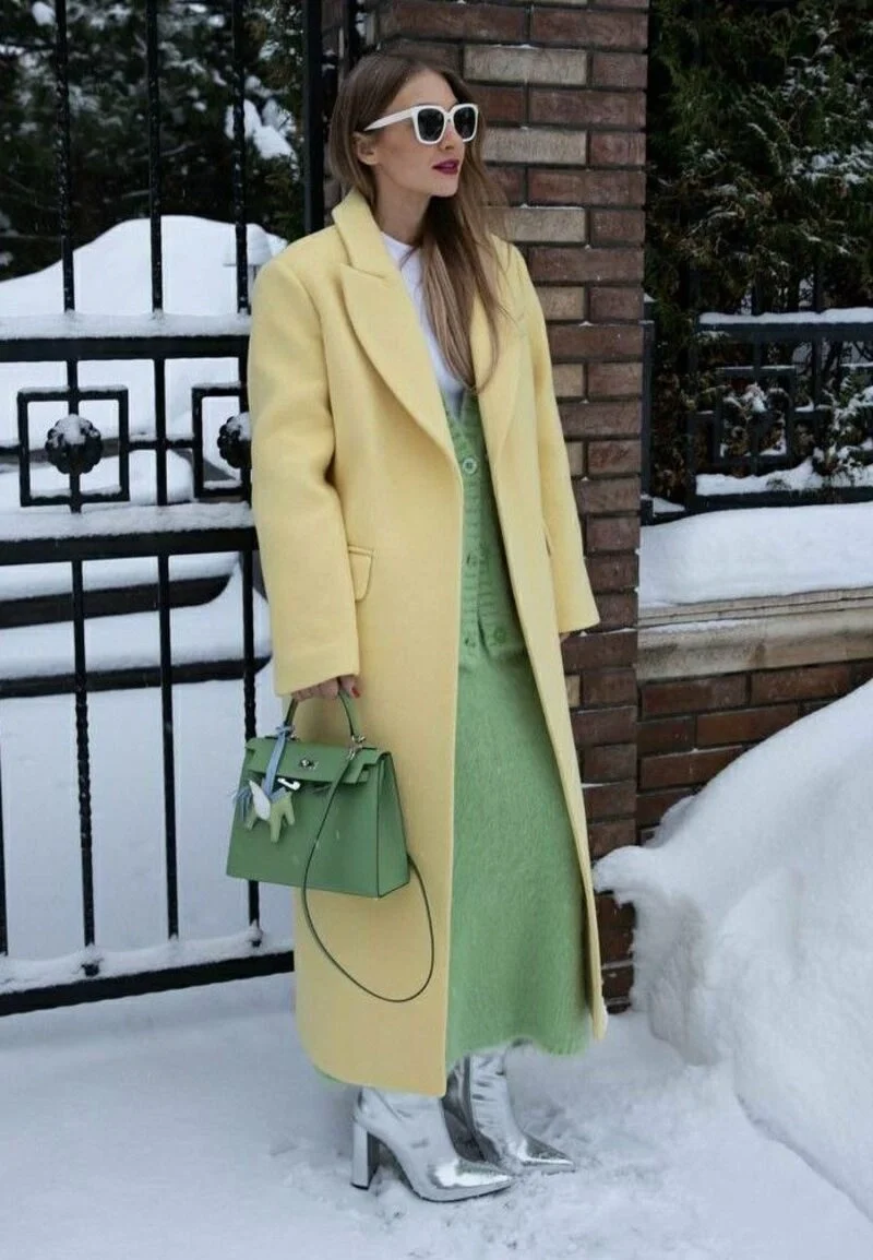 Outfit áo khoác dài màu vàng chanh và váy xanh lá pastel cực chất