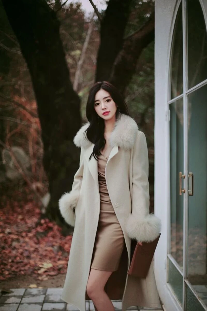 Outfit sang trọng dự tiệc váy nâu phối áo dạ dài cuốn hút