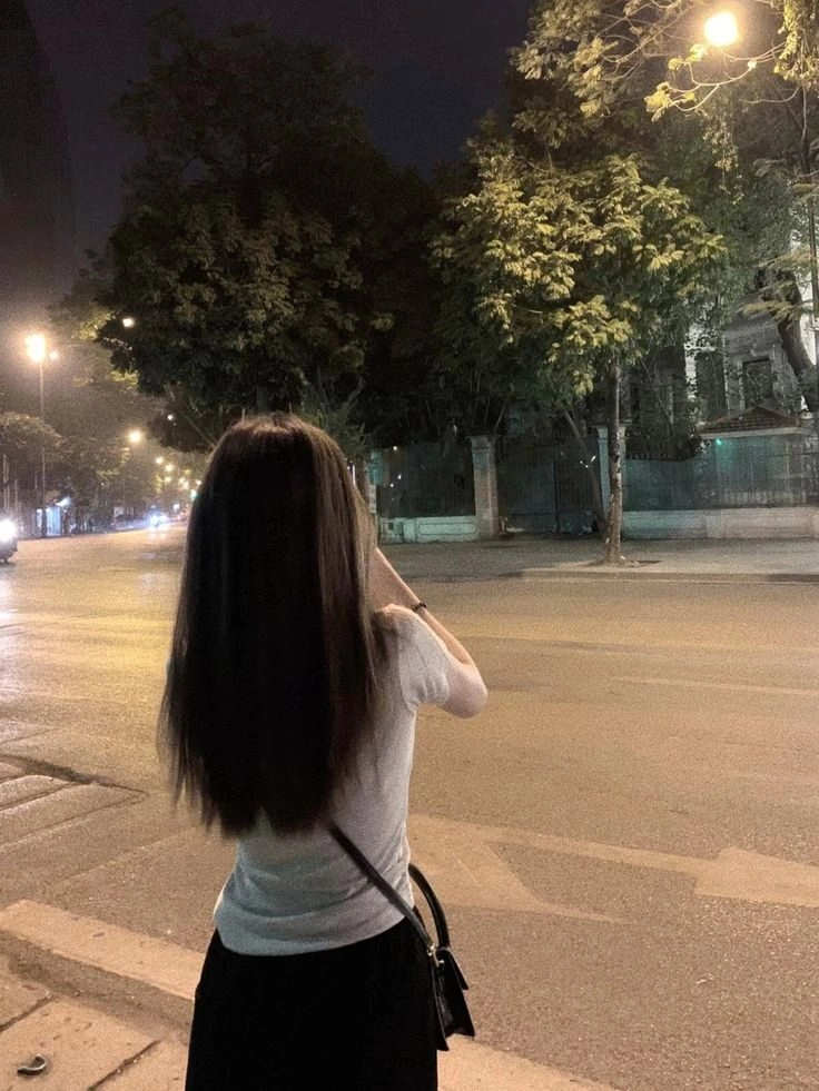 ảnh chụp sau lưng buồn