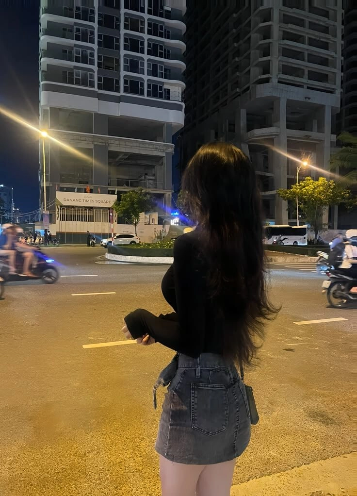 ảnh chụp sau lưng buồn