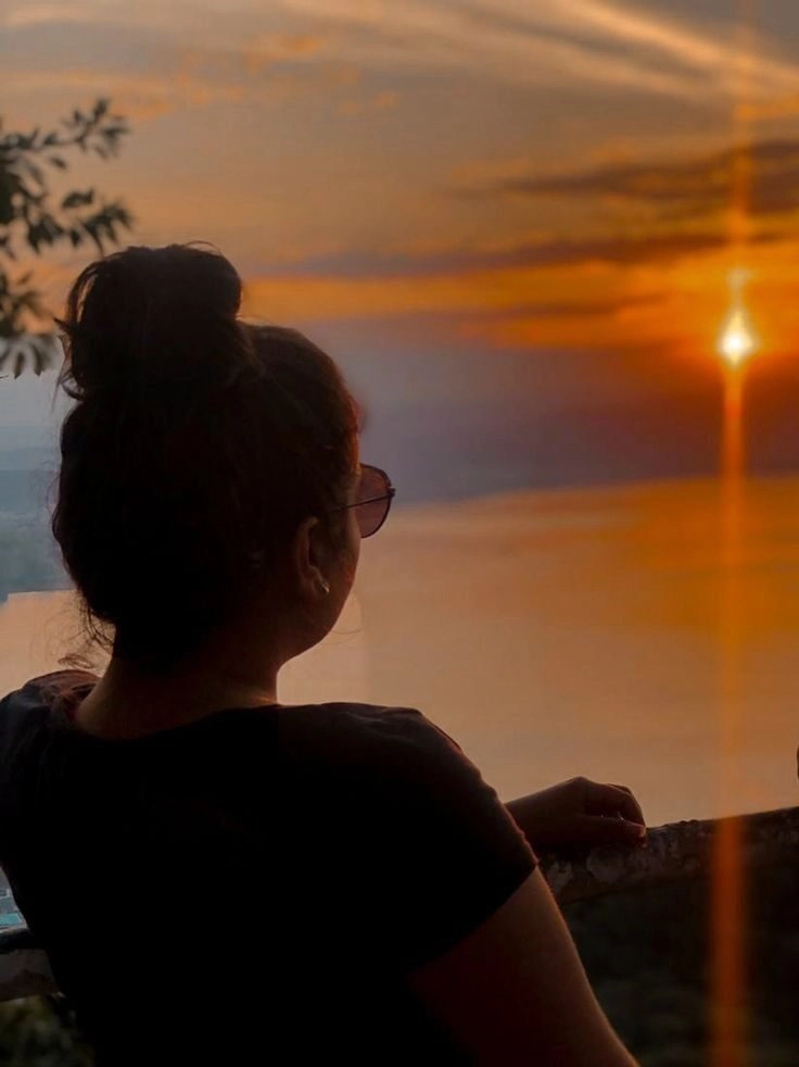 ảnh chụp sau lưng buồn