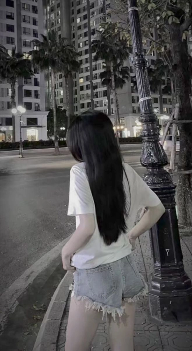 ảnh chụp sau lưng buồn