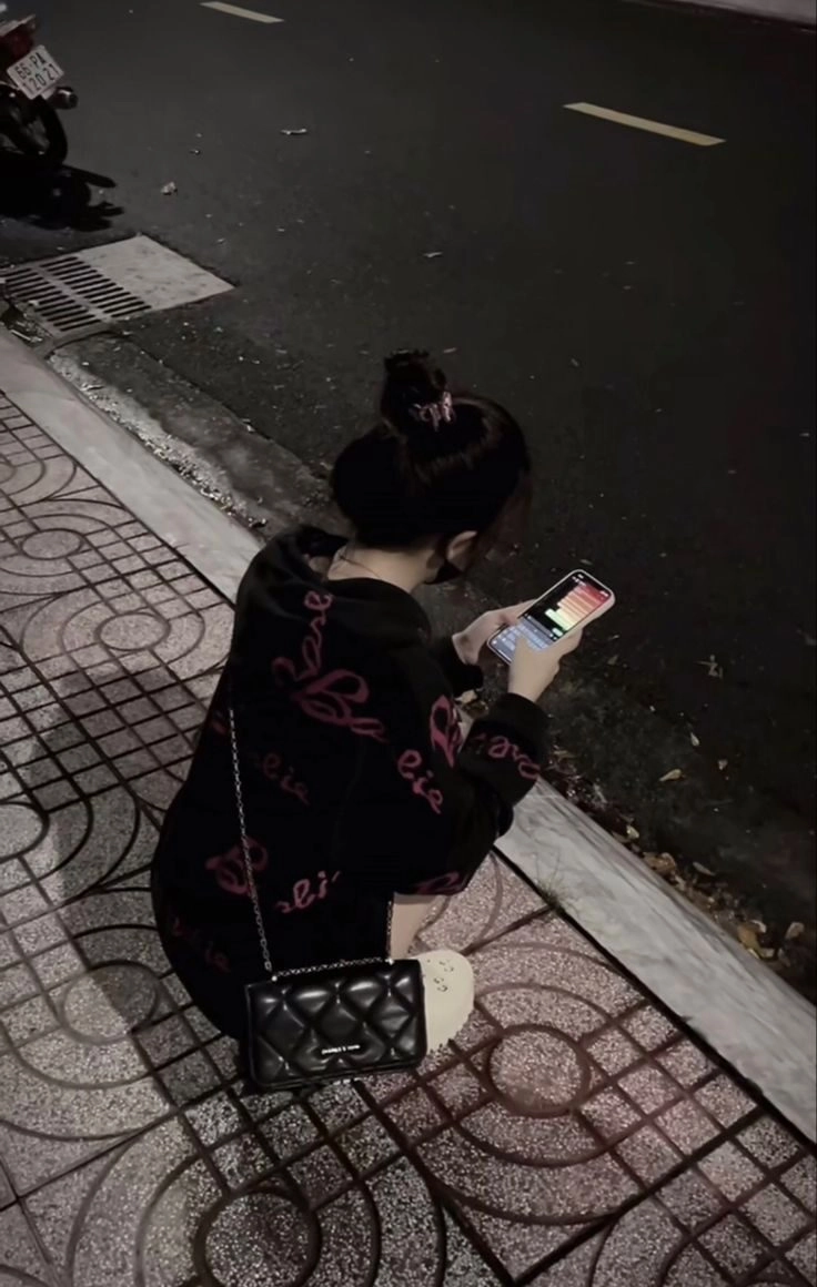 ảnh chụp sau lưng buồn