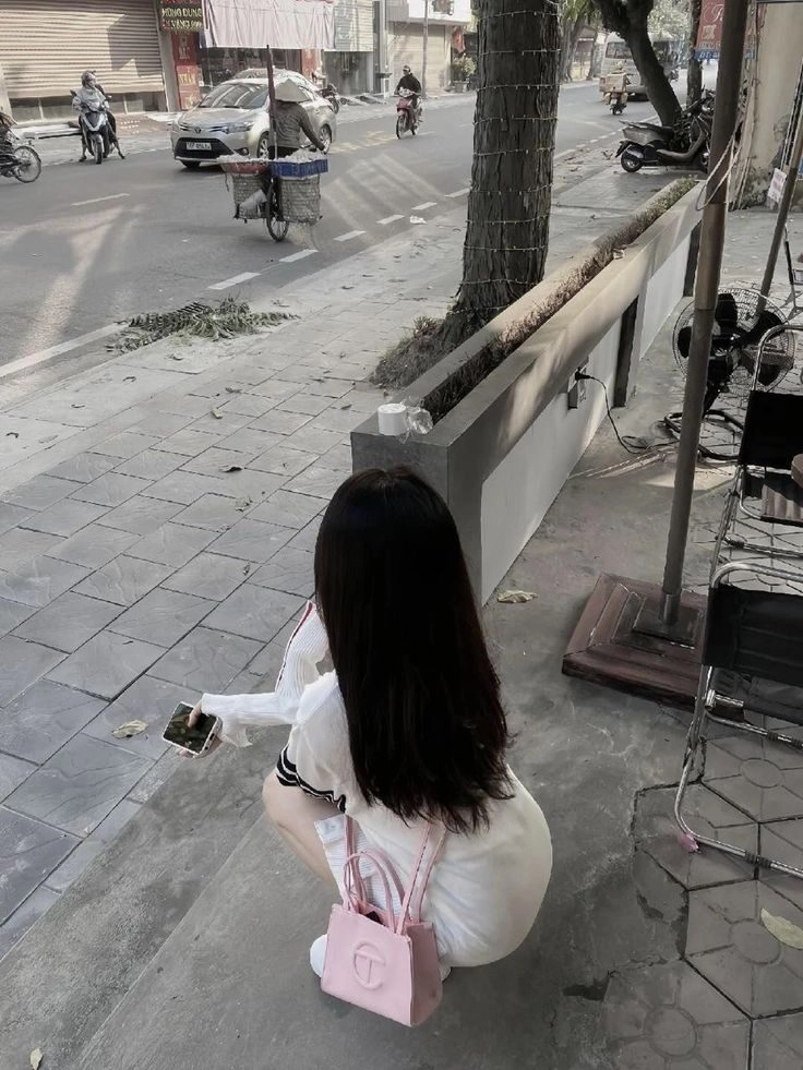 ảnh chụp sau lưng buồn