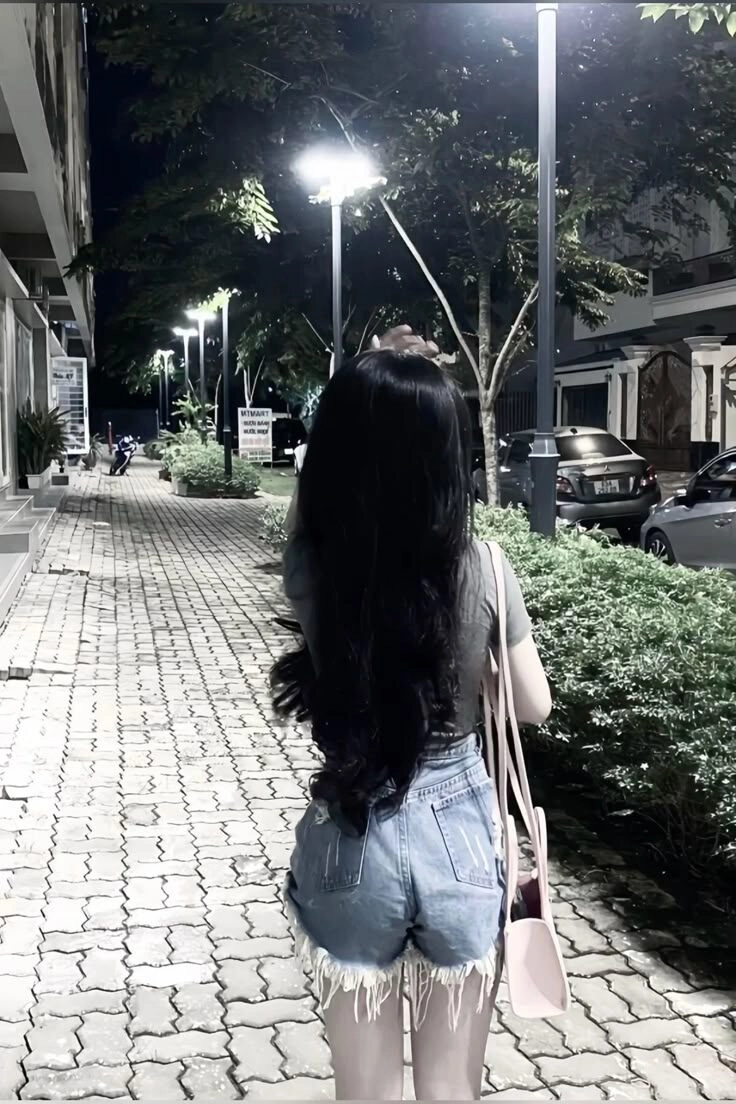 ảnh chụp sau lưng buồn