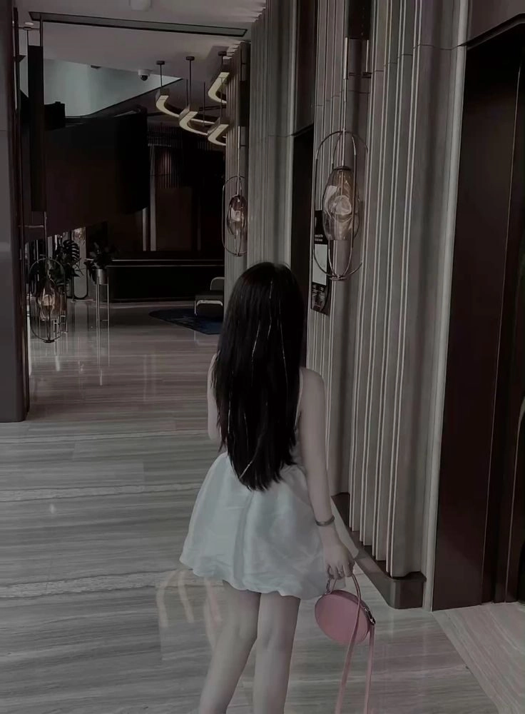 ảnh chụp sau lưng buồn