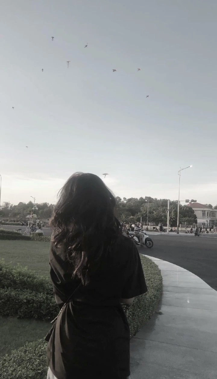 ảnh chụp sau lưng buồn