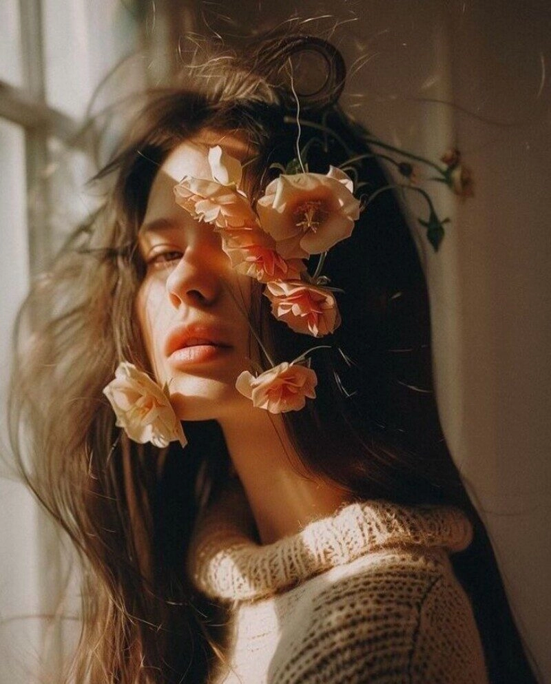 ảnh cô gái cầm hoa che mặt buồn