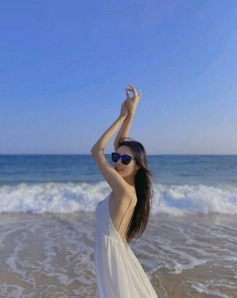 Ngắm nhìn 101+ ảnh cô gái đứng trước biển đẹp ngẩn ngơ, hút hồn