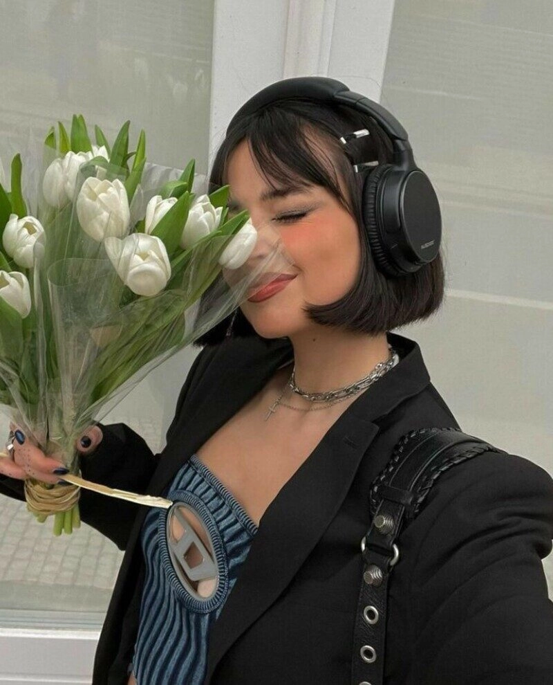 ảnh gái đẹp tóc ngắn che mặt