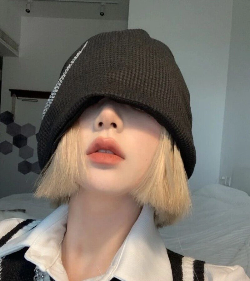 ảnh gái đẹp tóc ngắn che mặt