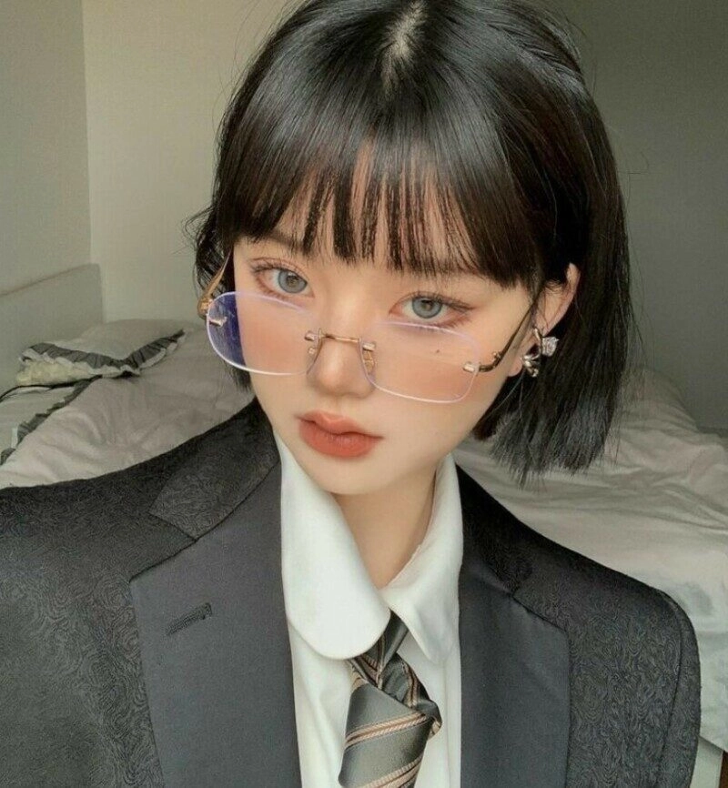 ảnh gái xinh tóc ngắn đeo kính