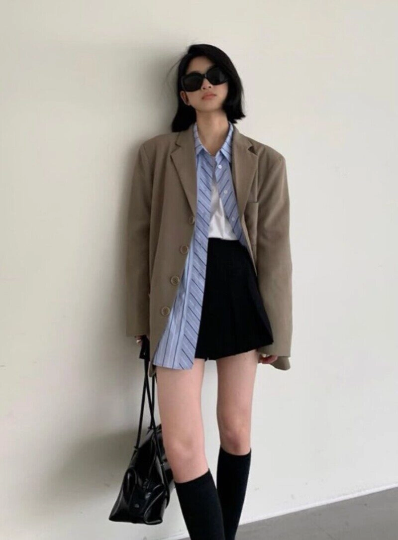 ảnh gái xinh tóc ngắn đeo kính