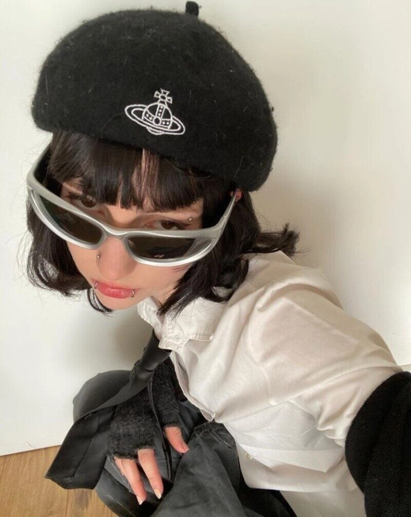 ảnh gái xinh tóc ngắn đeo kính