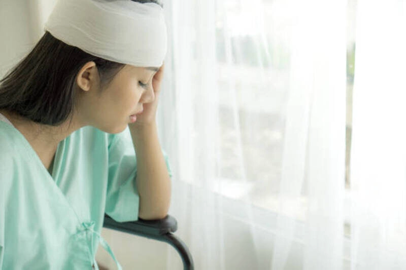 hình ảnh cô gái nhập viện