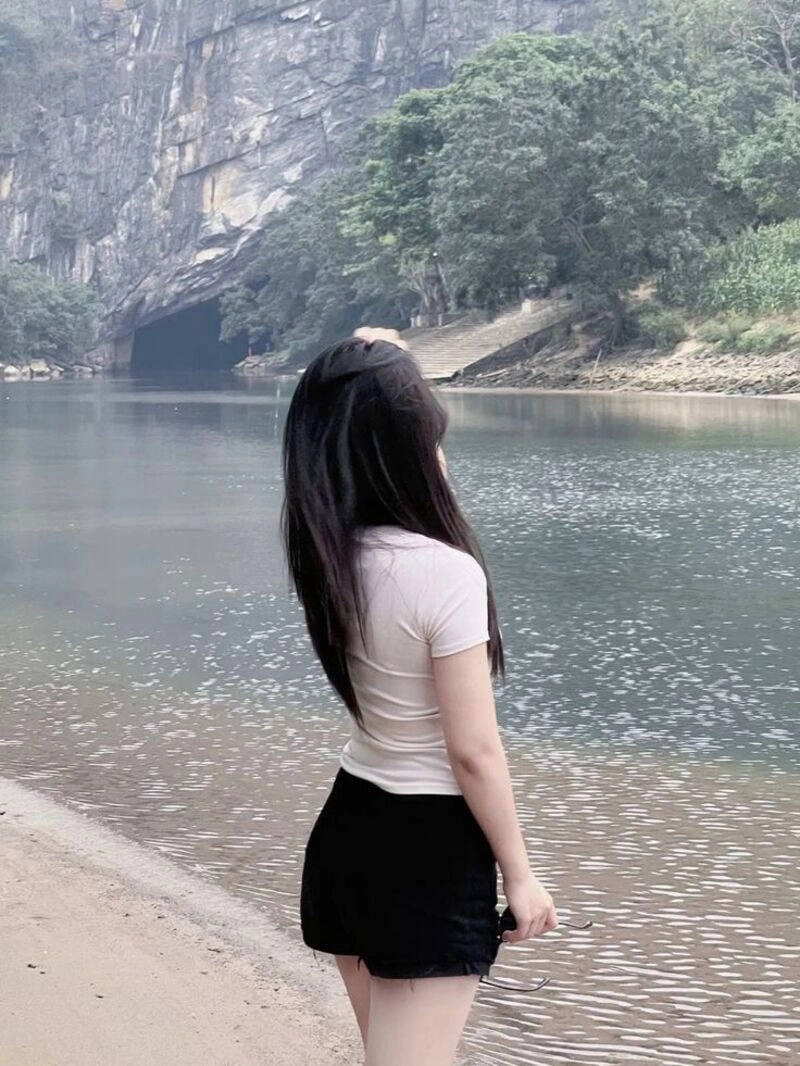 ảnh chụp sau lưng buồn