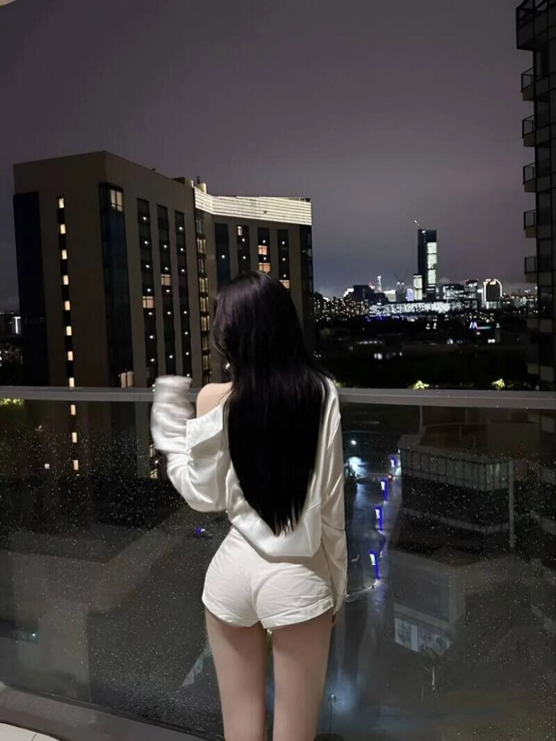 ảnh chụp sau lưng buồn