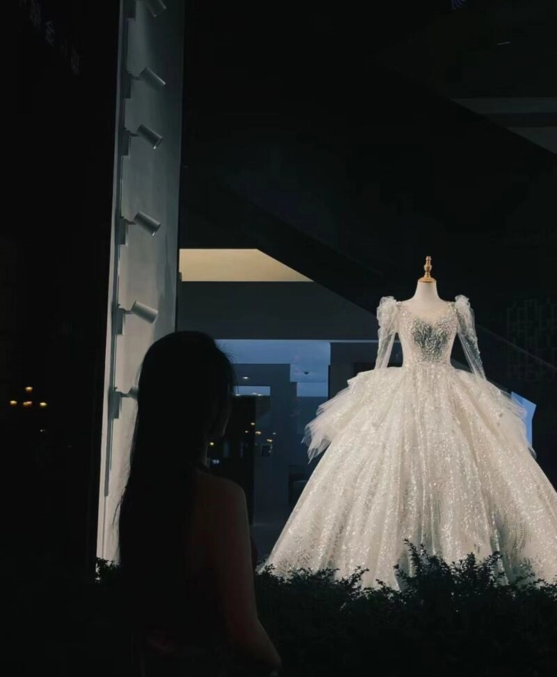 99+ ảnh cô gái đứng nhìn váy cưới ước mơ về một tình yêu vĩnh cửu