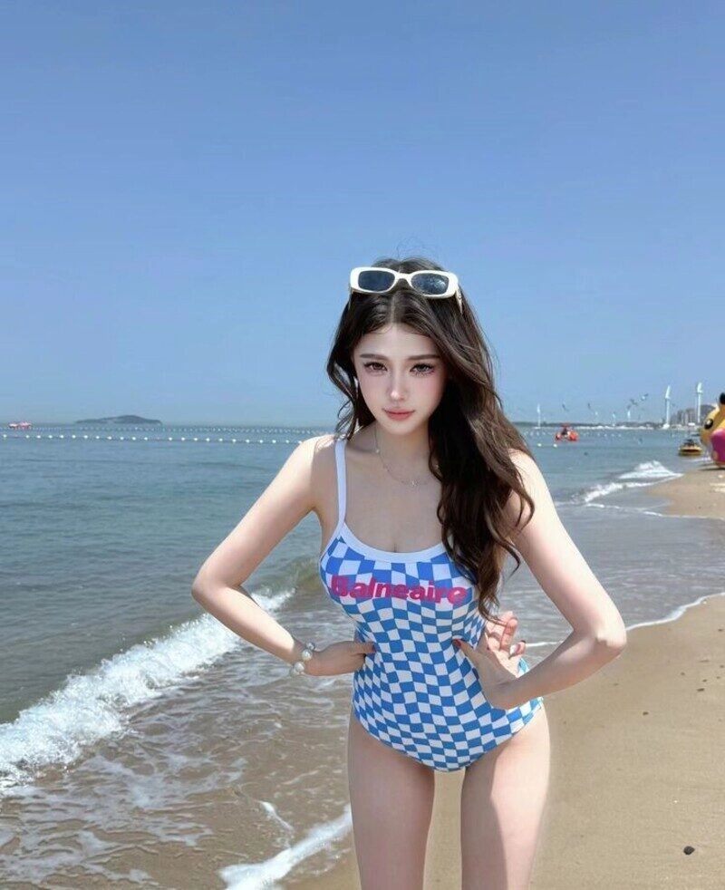 ảnh gái mặc bodysuit