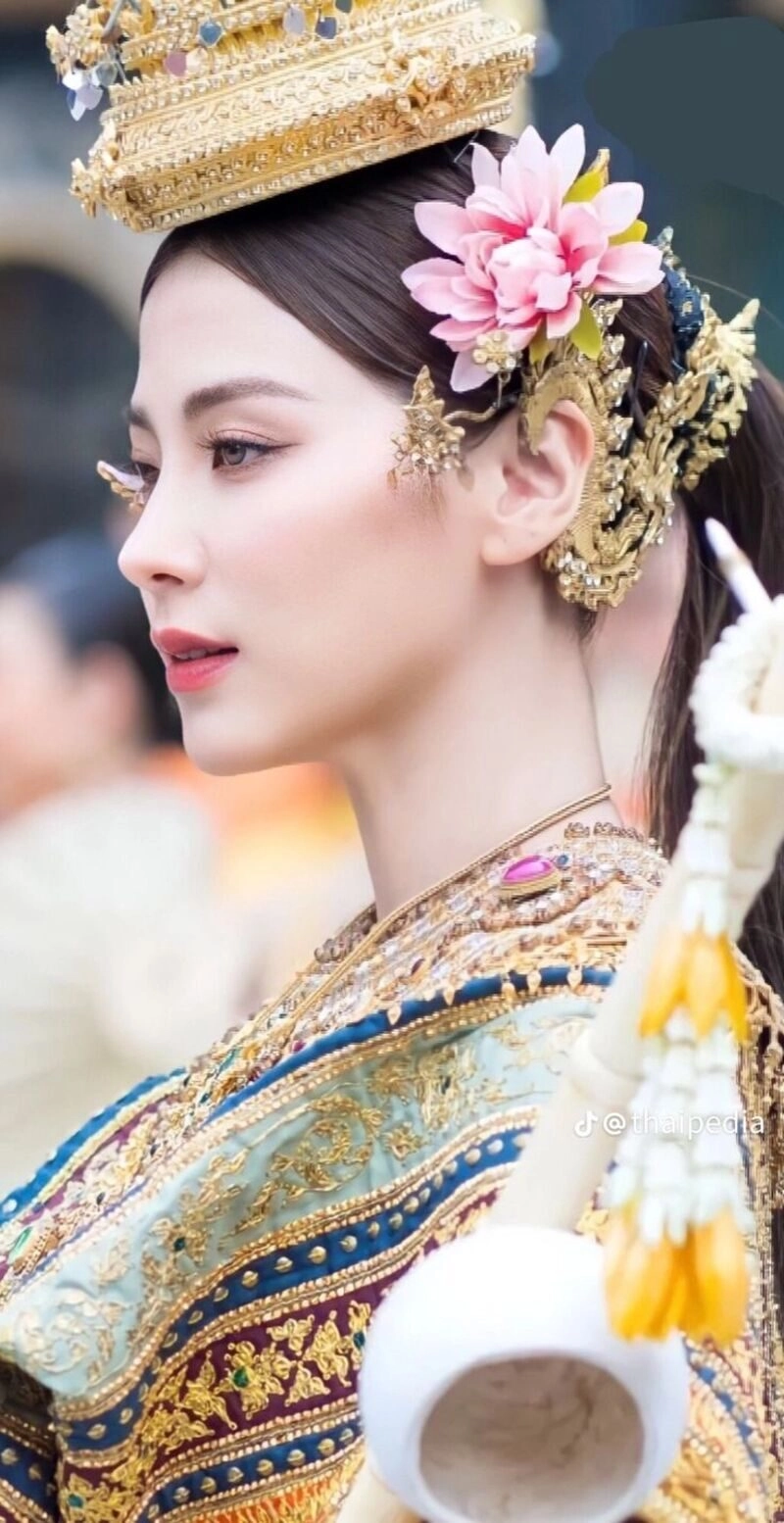 ảnh gái thái lan mặc trang phục truyền thống