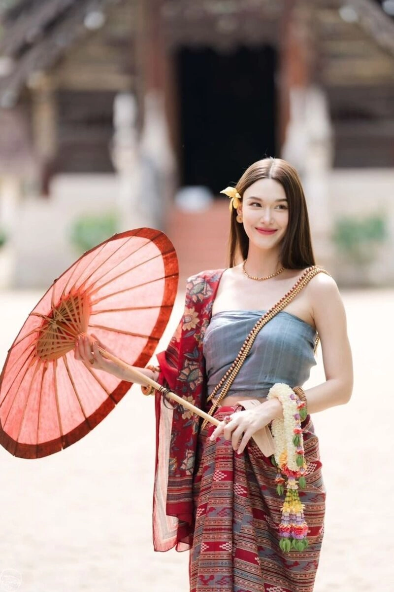 ảnh gái thái lan mặc trang phục truyền thống