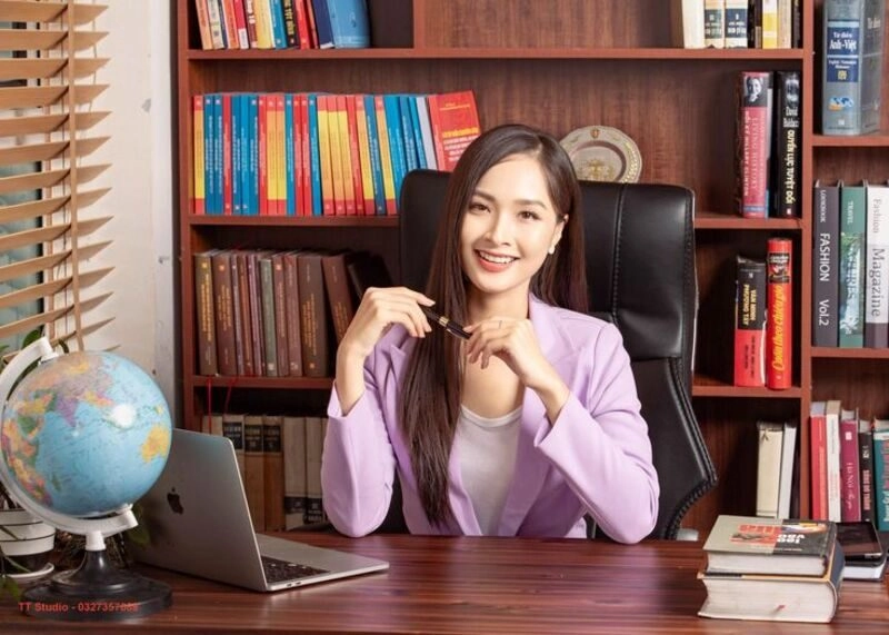 ảnh gái văn phòng làm việc