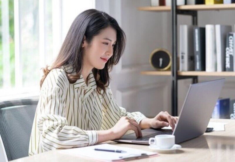 ảnh gái văn phòng làm việc