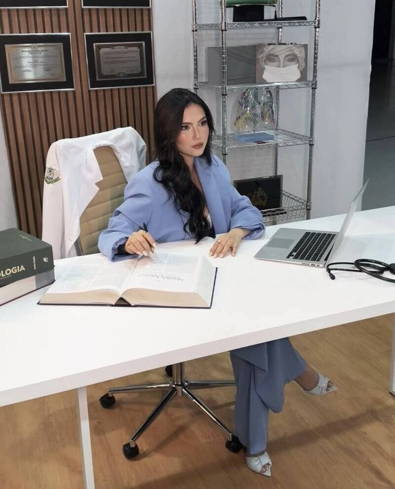 ảnh gái văn phòng làm việc