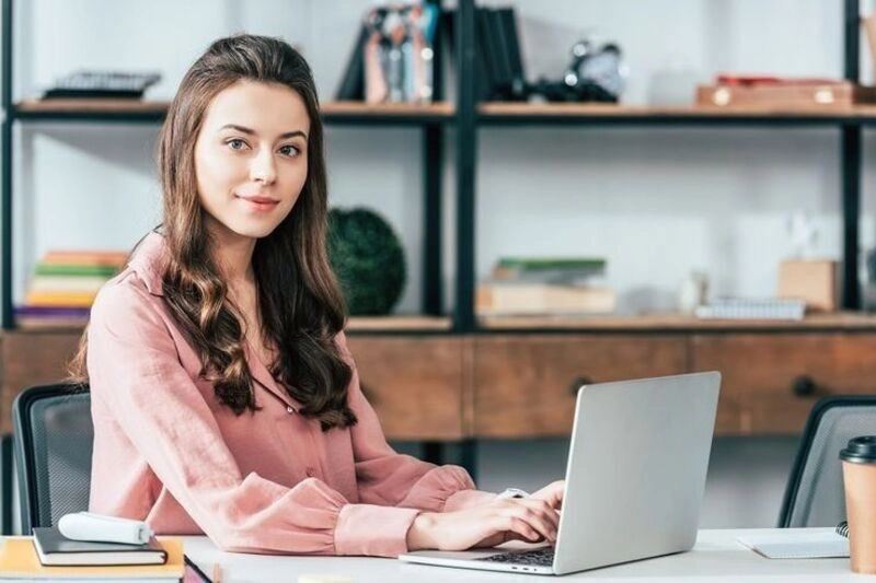 ảnh gái văn phòng làm việc